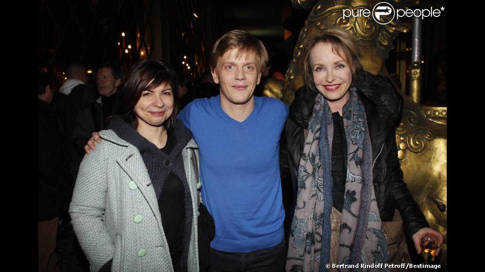 alex lutz fanny cottencon et emmanuelle michelet lors des representations exceptionnelles de fevrier du spectacle formule enrichie avec encore plus de lutz a l purepeople