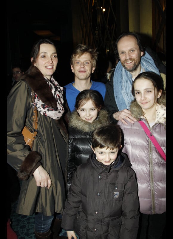 Alex Lutz et son producteur Jean-Marc Dumontet entouré de sa famille lors des représentations exceptionnelles de février du spectacle Formule enrichie avec encore plus de Lutz à l'intérieur aux Folies Bergère à Paris