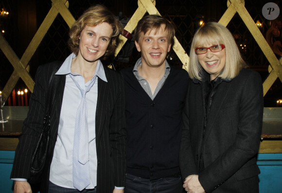 Anne Richard, Alex Lutz et Mireille Darc lors des représentations exceptionnelles de février du spectacle Formule enrichie avec encore plus de Lutz à l'intérieur aux Folies Bergère à Paris