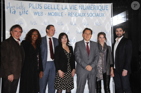 L'équipe de Plus Belle La vie et Eric Besson lors du lancement de Plus Belle La Vie numérique, à Paris, le 15 février 2012