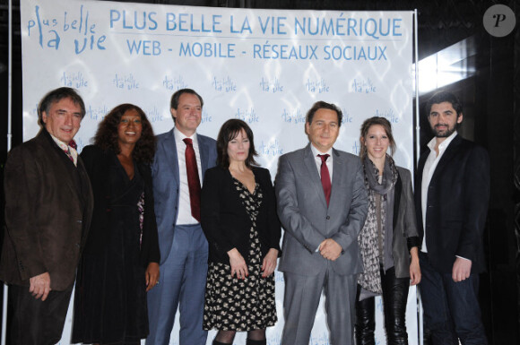 L'équipe de Plus Belle La vie et Eric Besson lors du lancement de Plus Belle La Vie numérique, à Paris, le 15 février 2012