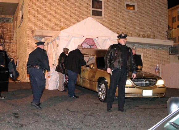 Le corps de Whitney Houston arrive au Whigham Funeral Home à Newark, le 14 février 2012.