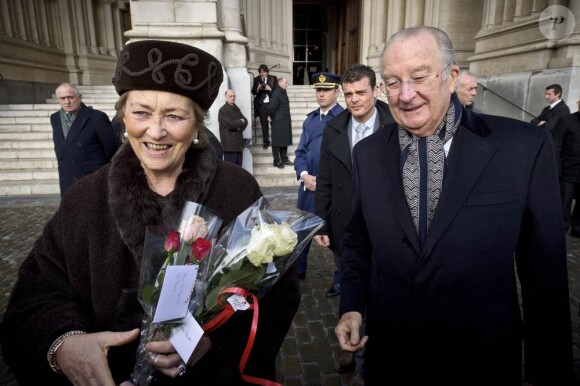 Le roi Albert II et la reine Paola ainsi que l'ensemble de la famille royale belge se sont rassemblés en l'église Notre-Dame de Laeken au matin du 16 février 2012 pour honorer la mémoire de leurs défunts aïeux et se recueillir dans la crypte royale.