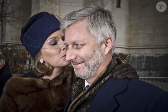 La princesse Mathilde et le prince Philippe de Belgique, tout sourire, se sont montrés complices, comme à leur habitude, bisou en prime...
La famille royale belge s'est rassemblée en l'église Notre-Dame de Laeken au matin du 16 février 2012 pour honorer la mémoire de ses défunts aïeux et se recueillir dans la crypte royale.