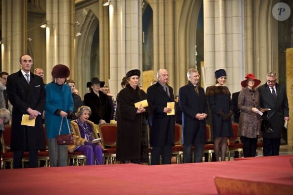 La famille royale belge s'est rassemblée en l'église Notre-Dame de Laeken au matin du 16 février 2012 pour honorer la mémoire de ses défunts aïeux et se recueillir dans la crypte royale.