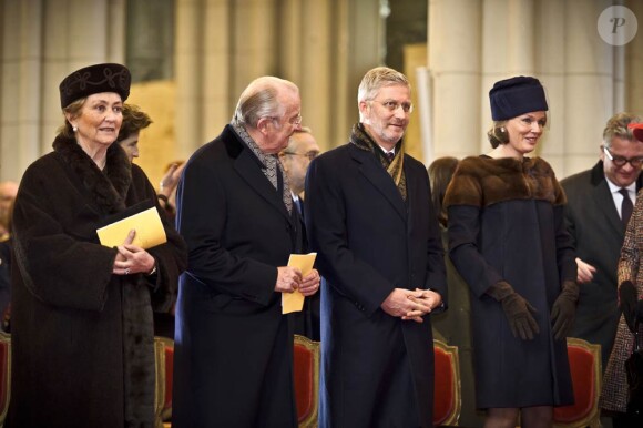 La famille royale belge s'est rassemblée en l'église Notre-Dame de Laeken au matin du 16 février 2012 pour honorer la mémoire de ses défunts aïeux et se recueillir dans la crypte royale.