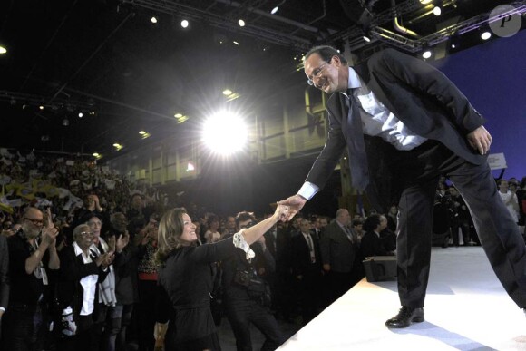 François Hollande salue sa compagne Valérie Trierweiler après son grand  discours lors de son rassemblement au Bourget, le 22 janvier 2012.