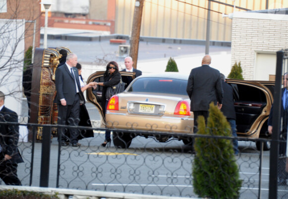 Arrivée de la famille et des amis proches de Whitney Houston le 17 février 2012 au Funerarium de Newark
