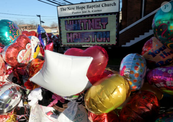 Hommage à Whitney Houston devant l'église de Newark le 17 février 2012 