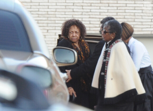 Cissy Houston, la mère de Whitney Houston, arrive le 17 février 2012 au Funerarium de Newark