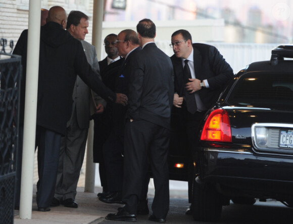 Clive Davis arrive le 17 février 2012 au Funerarium de Newark