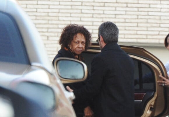 Cissy Houston, la mère de Whitney Houston, arrive le 17 février 2012 au Funerarium de Newark