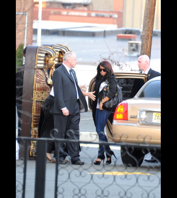 Sa fille Bobbi arrive avec la famille et des amis proches de Whitney Houston le 17 février 2012 au Funerarium de Newark