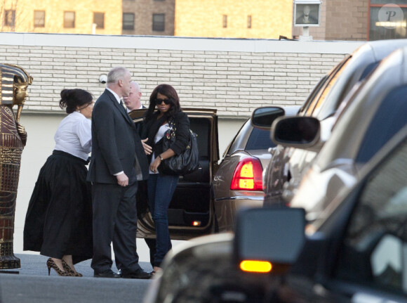 Arrivée de Bobbi Kristina, la fille de Whitney Houston, au Funerarium de Newark le 17 février 2012