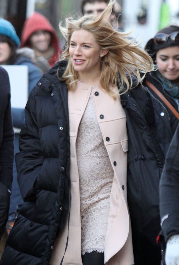 Sienna Miller sur le tournage du film A Case of You avec Justin Long dévoile son ventre rond de femme enceinte. New York, le 17 février 2012
