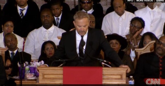 Kevin Costner rend hommage à sa partennaire dans Bodyguard lors des obséques de Whitney Houston le 18 février 2012 à Newark