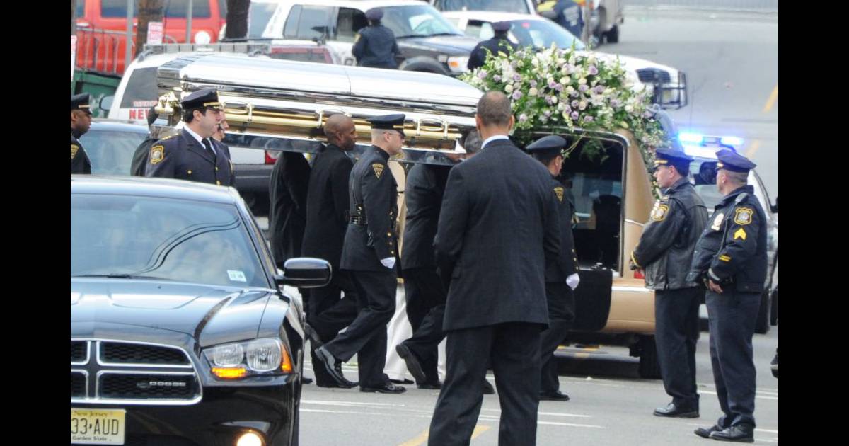 Le cercueil dans lequel repose Whitney Houston quitte l'église New Hope