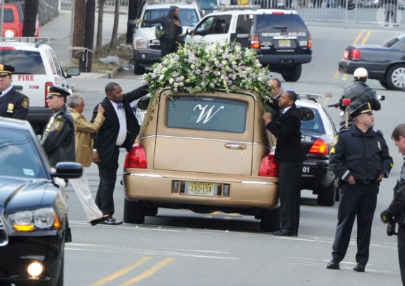 Le cercueil dans lequel repose Whitney Houston quitte l'église New Hope de Newark. Le 18 février 2012