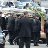 Le cercueil dans lequel repose Whitney Houston quitte l'église New Hope de Newark. Le 18 février 2012