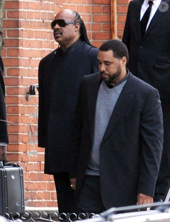 Stevie Wonder quitte les funérailles de Whitney Houston le 18 février 2012 à Newark près de New York.