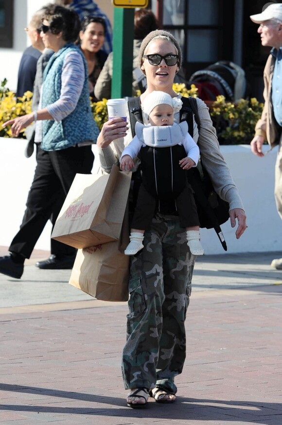 Pink et sa fille Willow sont de sortie à Malibu pour une séance shopping. Un duo adorable ! Le 18 février 2012.