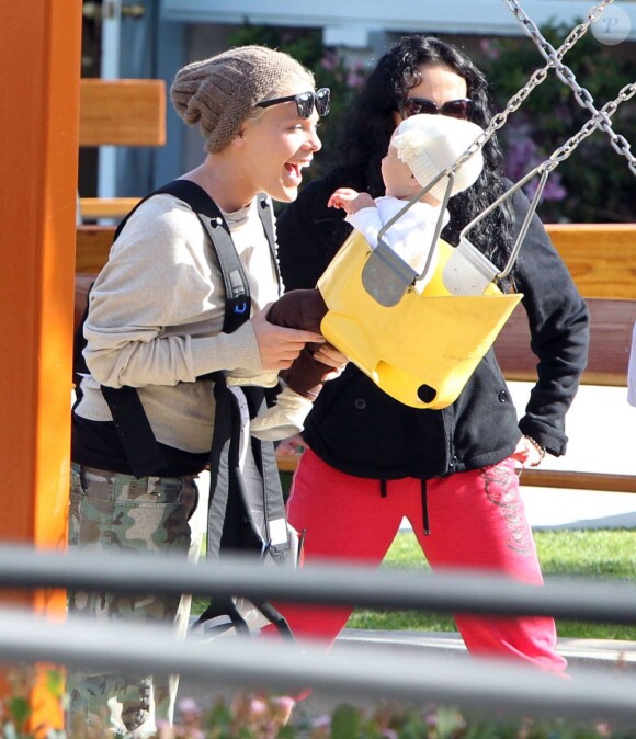 Pink et sa fille Willow se sont accordées une petite après midi entre filles sous le soleil de Malibu. Au programme : shopping et balançoire ! Le 18 février 2012.