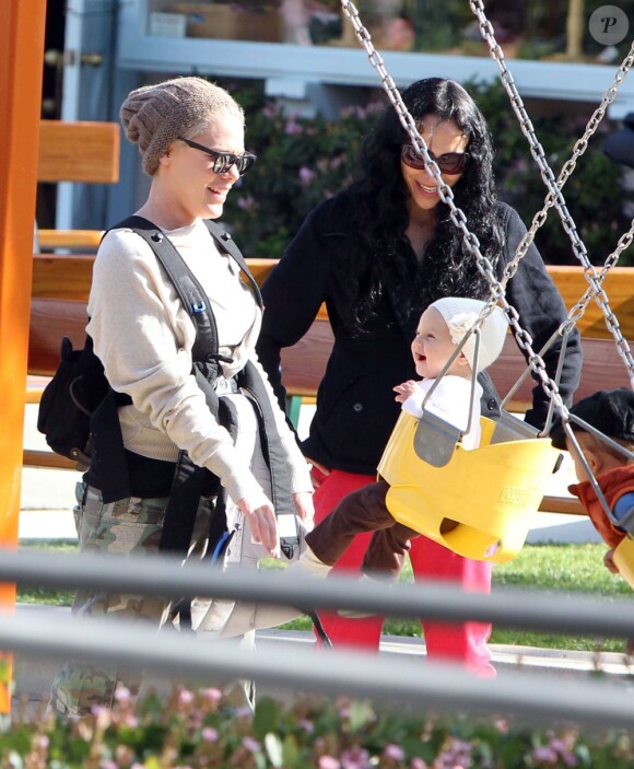 Pink et sa fille Willow respirent le bonheur à deux lors de cette après-midi shopping à Malibu, le 18 février 2012.