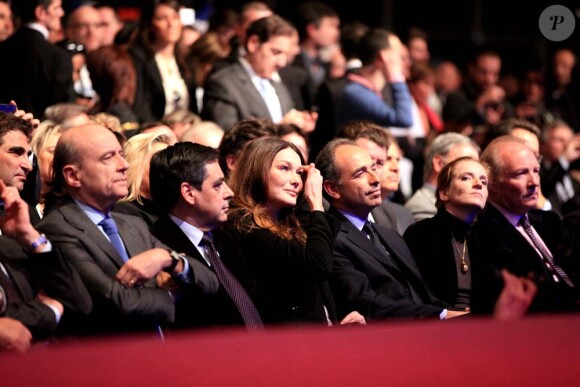 Alain Juppé, Carla Bruni-Sarkozy, entre François Fillon et Jean-François Copé, Nathalie Kosciusko-Morizet et Brice Hortefeux au grand meeting marseillais de Nicolas Sarkozy, le 19 février 2012.