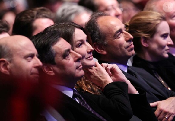 Carla Bruni-Sarkozy, entre François Fillon et Jean-François Copé, au grand meeting marseillais de Nicolas Sarkozy, le 19 février 2012.