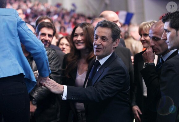 Carla Bruni-Sarkozy et Nicolas Sarkozy, très unis, fendent la foule réunie au Parc Chanot à Marseille, le 19 février 2012.