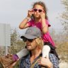 Gabriel Aubry et sa fille Nahla qui joue les stars avec ses lunettes de soleil, le 19 février 2012