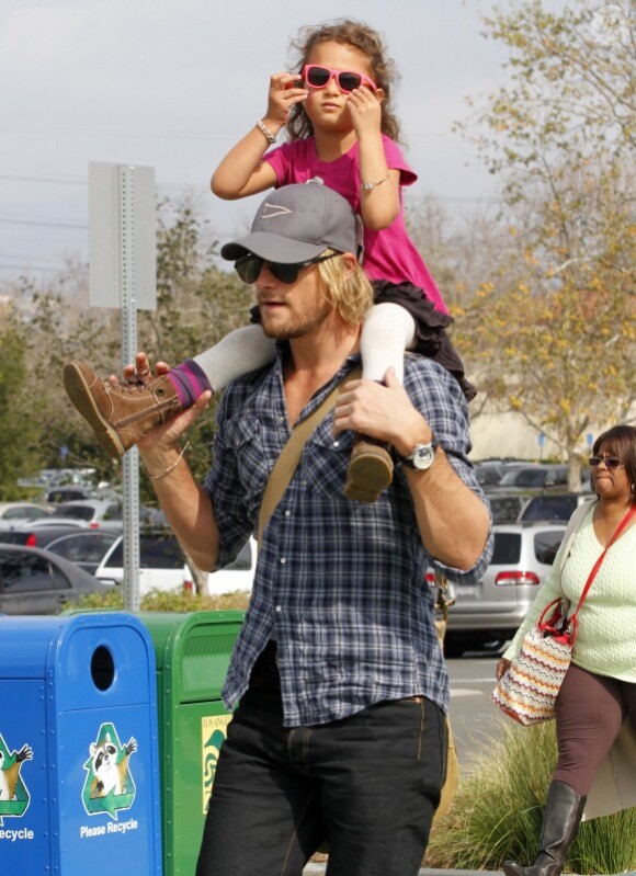 Gabriel Aubry et sa fille Nahla qui joue les stars avec ses lunettes de soleil, le 19 février 2012