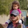 Gabriel Aubry et sa fille Nahla se promènent au zoo de Los Angeles, le 19 février 2012