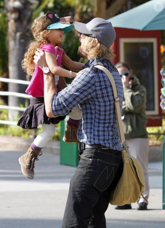 Gabriel Aubry et sa fille Nahla s'amusent au zoo de Los Angeles, le 19 février 2012