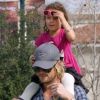Gabriel Aubry et sa fille Nahla sur ses épaules, au zoo de Los Angeles, le 19 février 2012