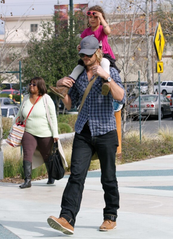Gabriel Aubry et sa fille Nahla sur ses épaules, au zoo de Los Angeles, le 19 février 2012