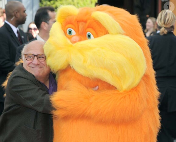Danny DeVito et le Lorax à l'avant-première du film Le Lorax, à Los Angeles, le 19 février 2012.