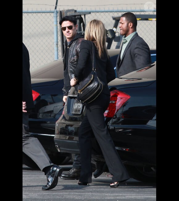 Jennifer Aniston et Justin Theroux rejoignent leur voiture à la sortie de l'émission Jimmy Kimmel Live, à Los Angeles le 21 février 2012.