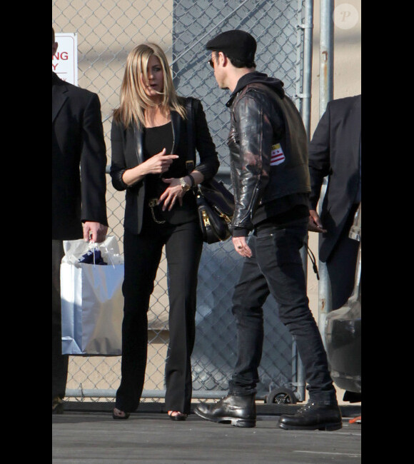 Jennifer Aniston et Justin Theroux à la sortie de l'émission Jimmy Kimmel Live, à Los Angeles le 21 février 2012.
