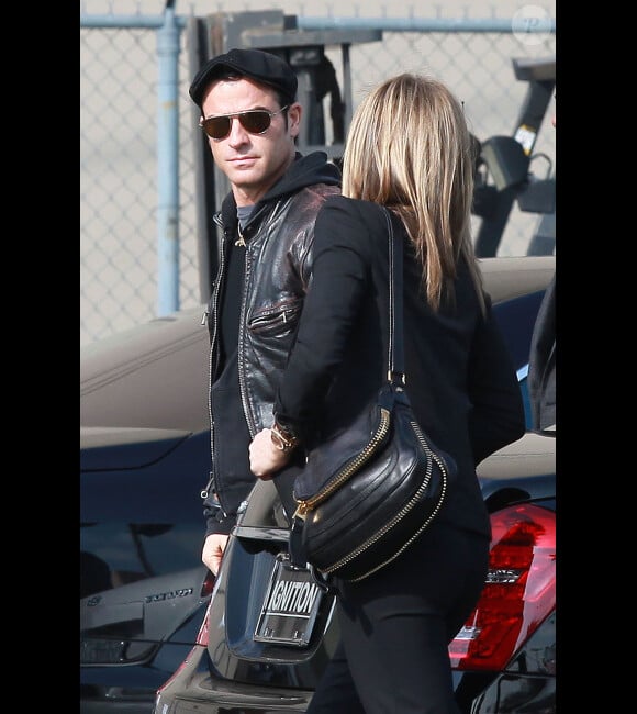 Justin Theroux ne quitte pas Jennifer Aniston des yeux à la sortie de l'émission Jimmy Kimmel Live, à Los Angeles le 21 février 2012.