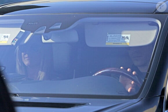 Jennifer Aniston et Justin Theroux dans une voiture à la sortie de l'émission Jimmy Kimmel Live, à Los Angeles le 21 février 2012.