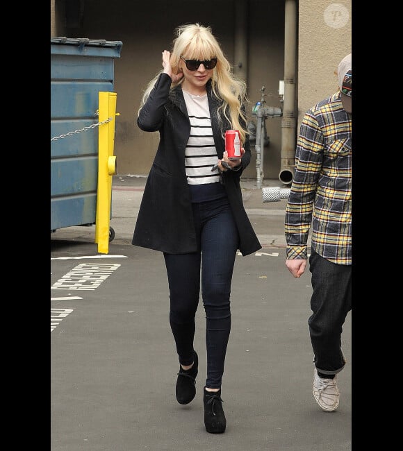 Lindsay Lohan semble préoccupée lorsqu'elle se rend chez le médecin pour un check up en compagnie de son petit frère Michael à Los Angeles le 20 février 2012
