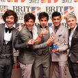 Les One Direction et leur prix du meilleur single aux Brit Awards, à Londres, le 21 février 2012.