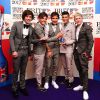 Les One Direction et leur prix du meilleur single aux Brit Awards, à Londres, le 21 février 2012.