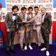 Les One Direction et leur prix du meilleur single aux Brit Awards, à Londres, le 21 février 2012.