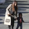Sandra Bullock accompagne son petit Louis à la crèche, le mardi 21 février 2012.