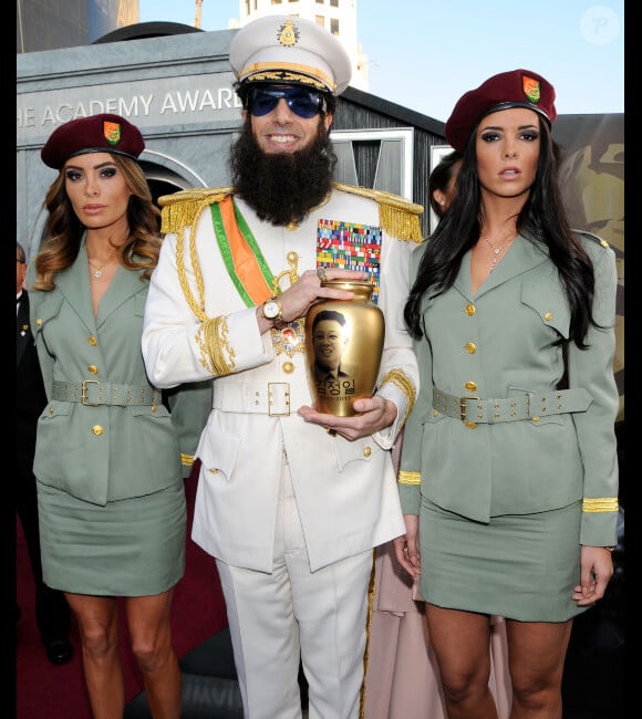 Sacha Baron Cohen alias "The Dictator" est venu comme prévu à la cérémonie des Oscars, le 26 février 2012 à Los Angeles.