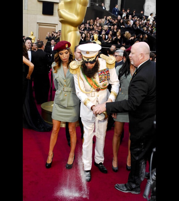 Sacha Baron Cohen alias "The Dictator" est venu comme prévu à la cérémonie des Oscars, le 26 février 2012 à Los Angeles.