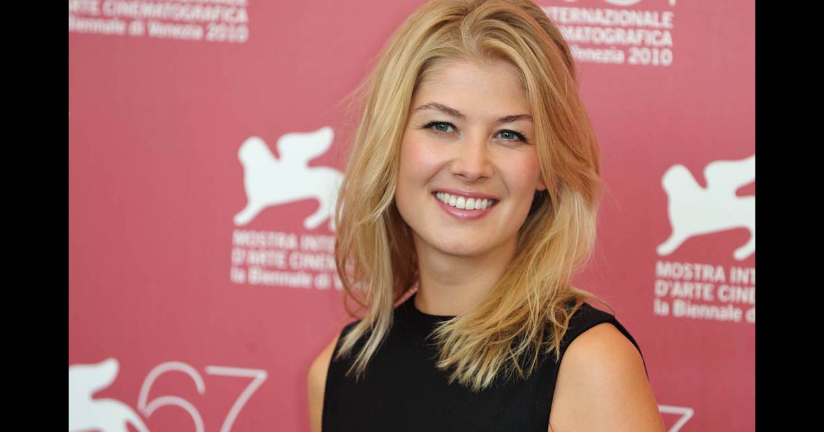 Rosamund Pike Films Et Programmes Tv Rosamund Pike à la Mostra de Venise en septembre 2010 pour le film Le