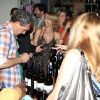 Antonio Banderas entouré de fans de sexe féminin présente son vin Anta Banderas le 25 février 2012 lors du festival Wine and Food de South Beach en Floride